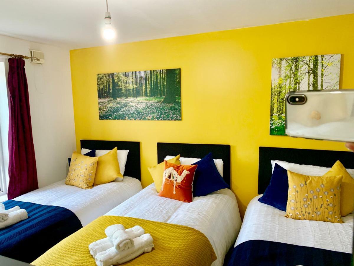 2 Bedrooms Modern Apartment, Lounge, Full Kitchen, Balcony, 5 Minutes Stratford Station * Londres